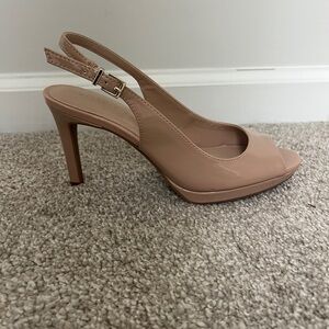 EUC Elegant Kelly & Katie Faux Patent Nude Slingback 4”Heels, Gently Used size 8